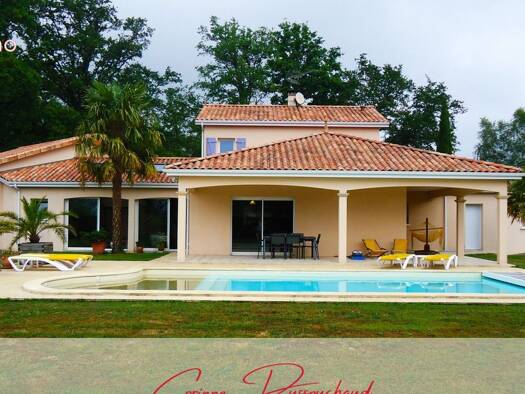 Maison à vendre 437 855 € 6 pièces 3 chambres 210 m² 6 613 m² de terrain Brigueuil 16420