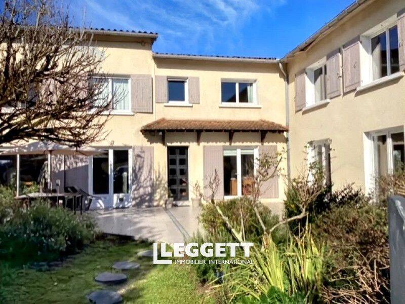 Maison 8 pièces 254 m² · à Chalais · 254 m² · 240 000 €