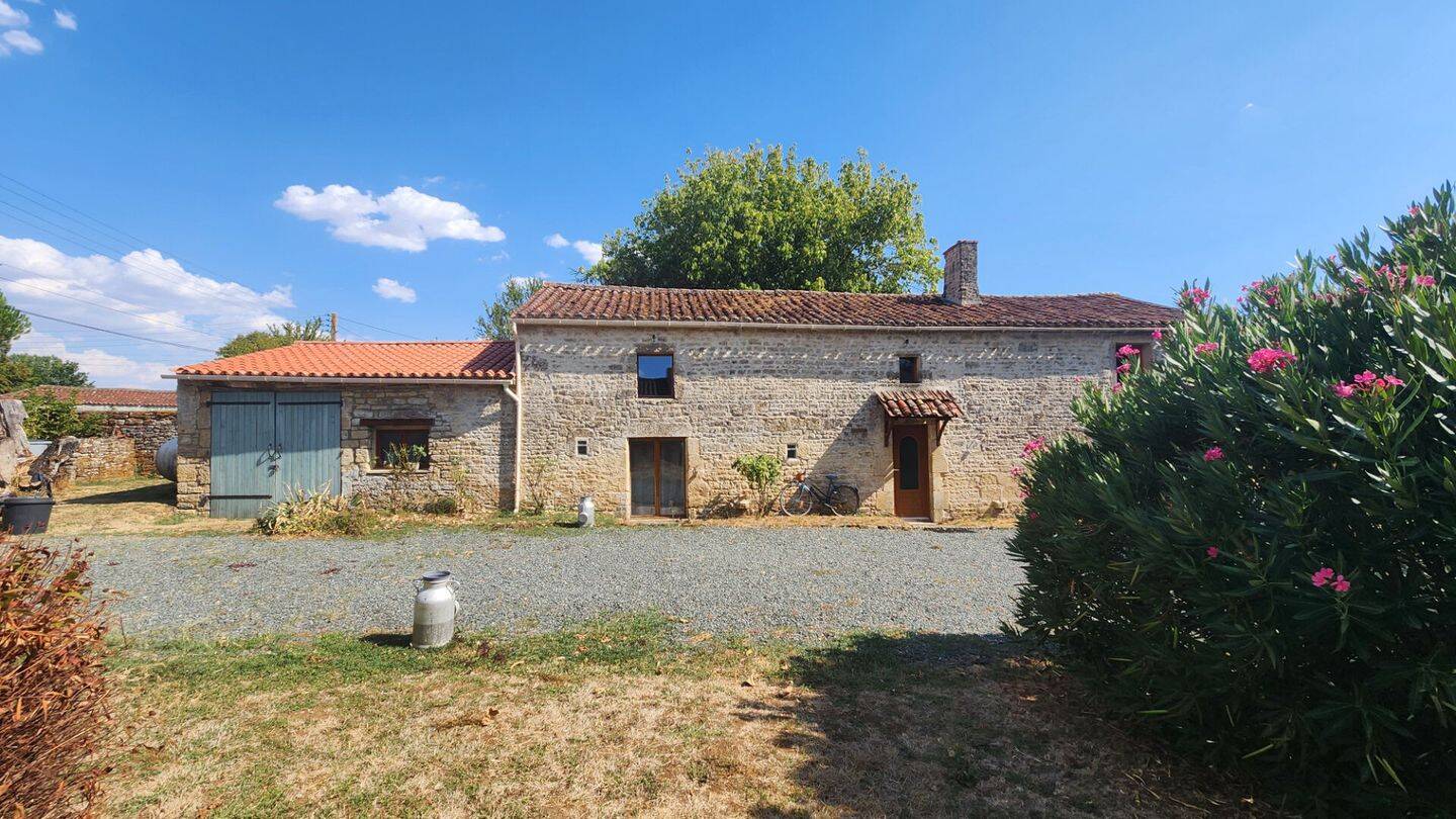 Maison 11 pièces 358 m² · à Saint-Hilaire-des-Loges · 358 m² · 263 200 €