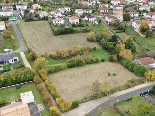 Terrain à vendre 61 500 € 928 m² de terrain La Fenetre Saintes 17100