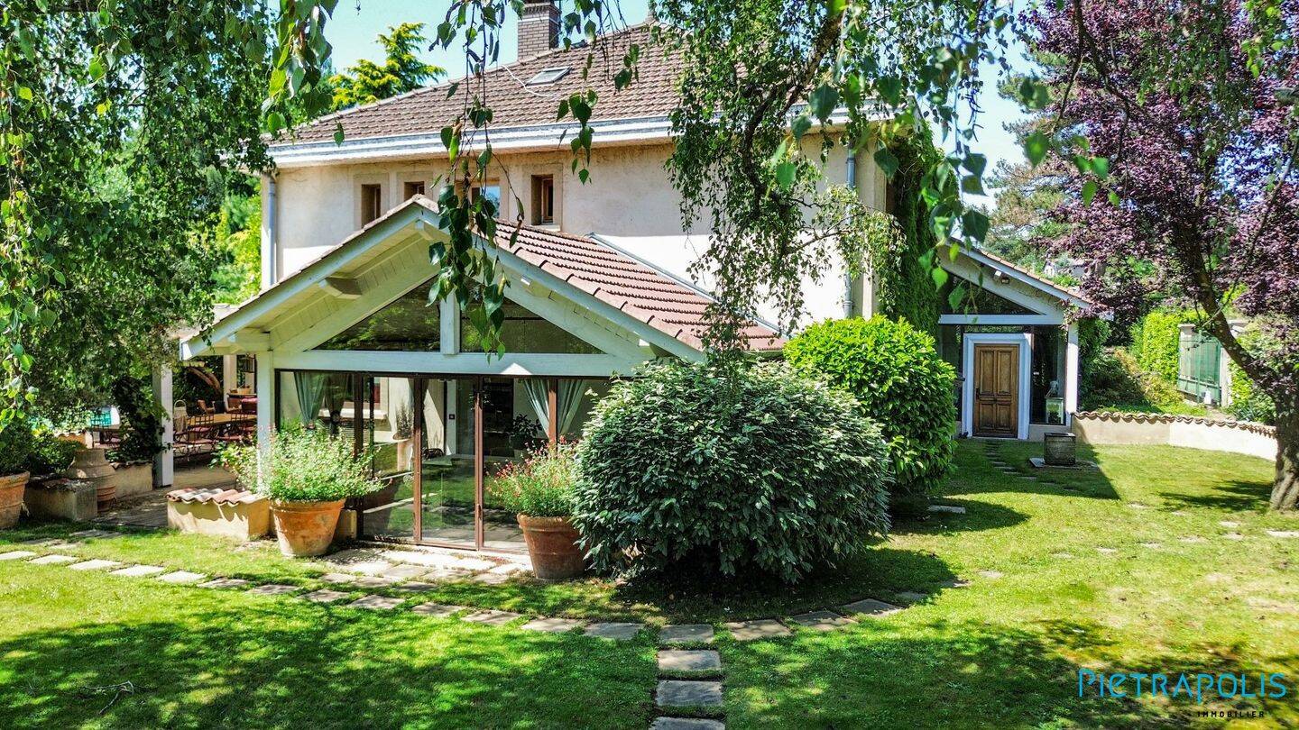 Maison 9 pièces 310 m² · à Charly · 310 m² · 930 000 €
