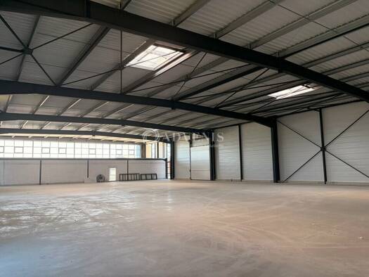 Local d'activités à vendre 1 880 000 € 1 632 m² d'espace de stockage Parçay-Meslay 37210