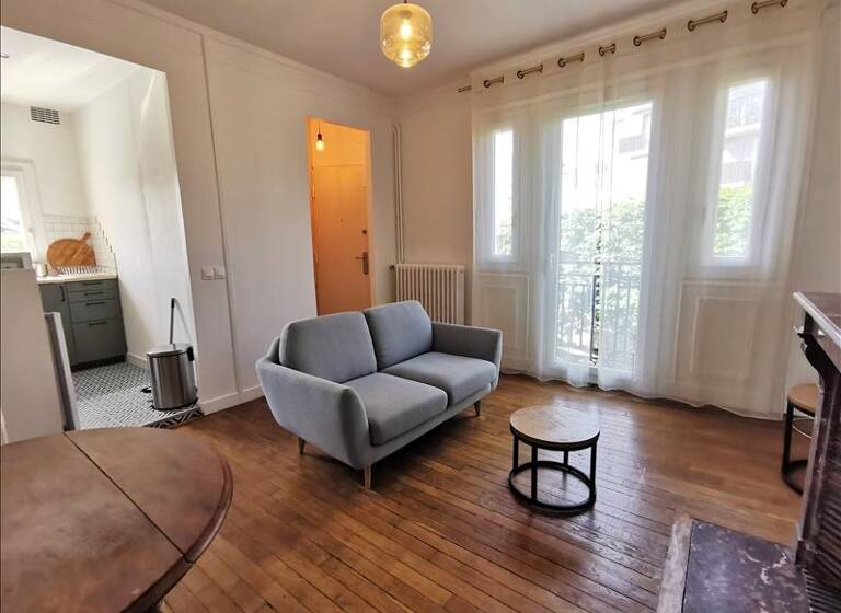 Appartement à louer 990 € 3 pièces 2<br/>chambres 44 m²<br/>superficie 1er<br/>étage Les Boutours Rosny-sous-Bois 93110