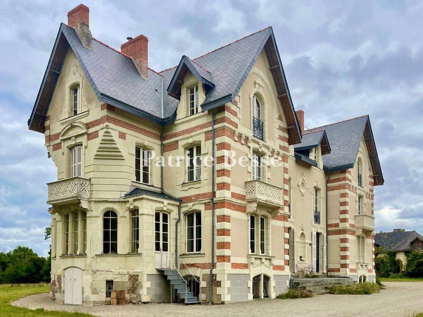 Maison 20 pièces 760 m² · à Ombrée d'Anjou · 760 m² · 852 000 €