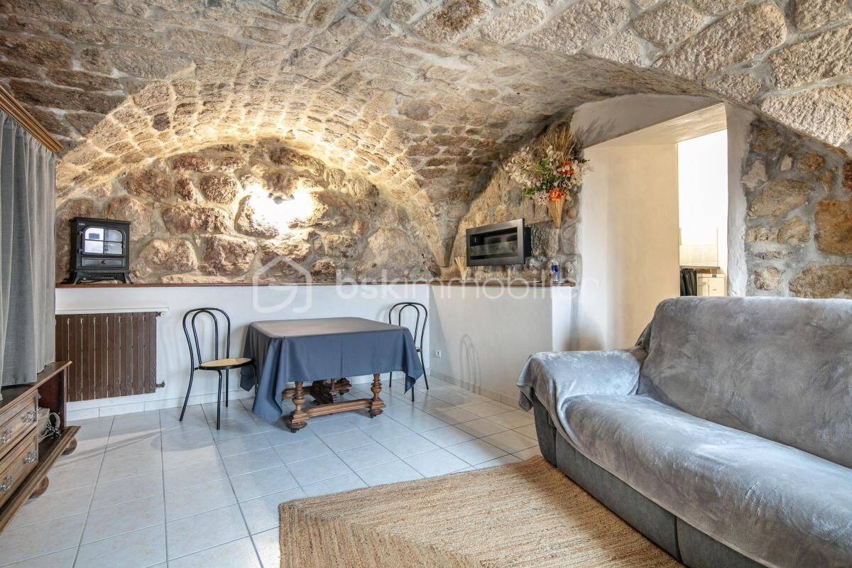 Maison 7 pièces 105 m² · à Burzet · 105 m² · 100 000 €