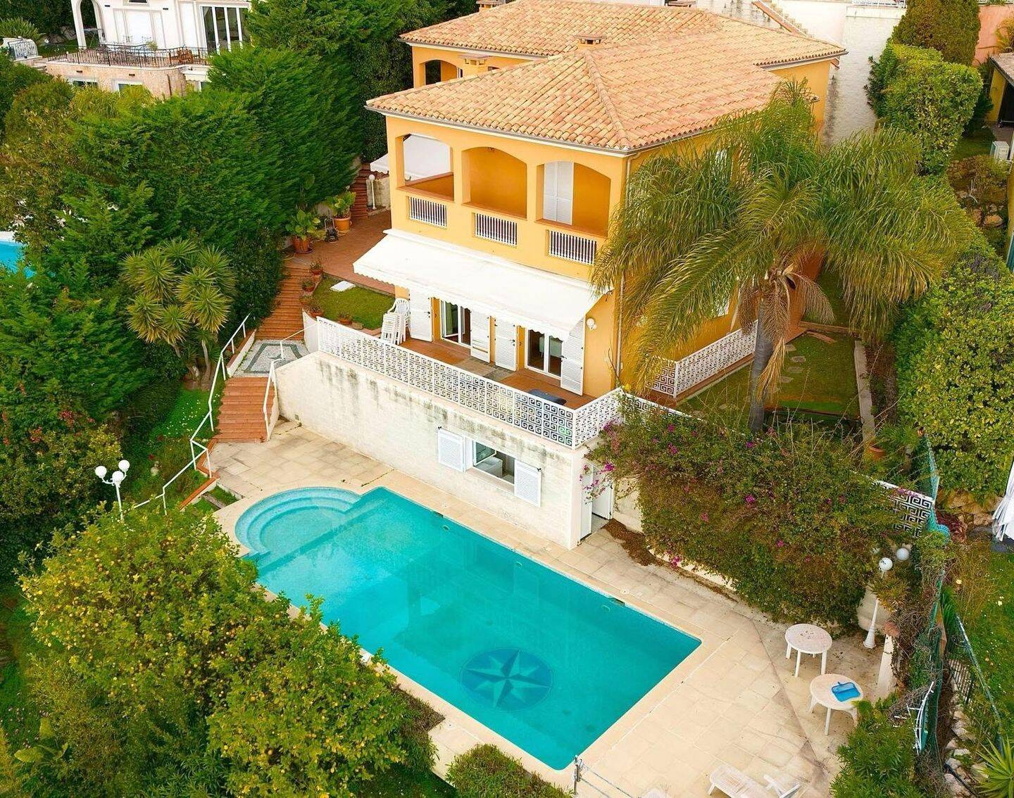 Maison 4 pièces 160 m² · à Beausoleil · 160 m² · 1 690 000 €