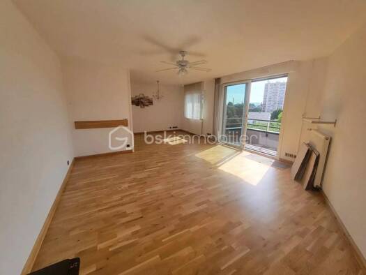 Appartement à vendre 134 500 € 4 pièces 2 chambres 100 m² Étage 3/3 Centre Sochaux 25600