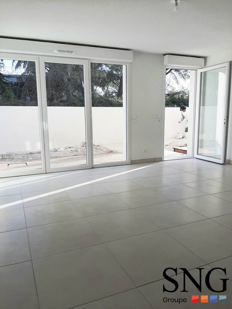 Appartement à louer 757 € 3 pièces 2 chambres 64,7 m² RDC Hôpital Nîmes 30000
