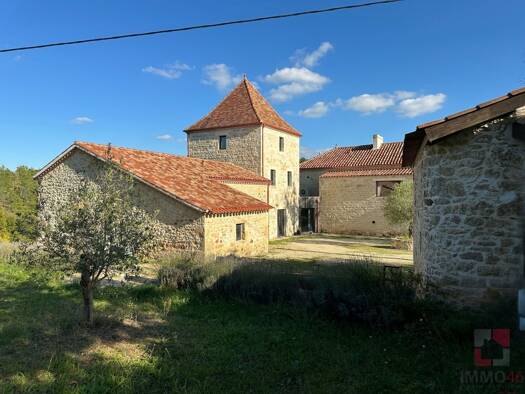 Maison à vendre 892 500 € 12 pièces 7 chambres 345,9 m² 101 388 m² de terrain Bélaye 46140