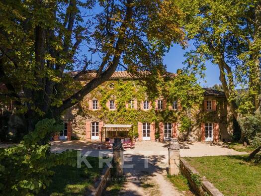 Château à vendre 1 700 000 € 20 pièces 5 chambres 600 m² 20 000 m² de terrain Villeneuve-lès-Avignon 30400