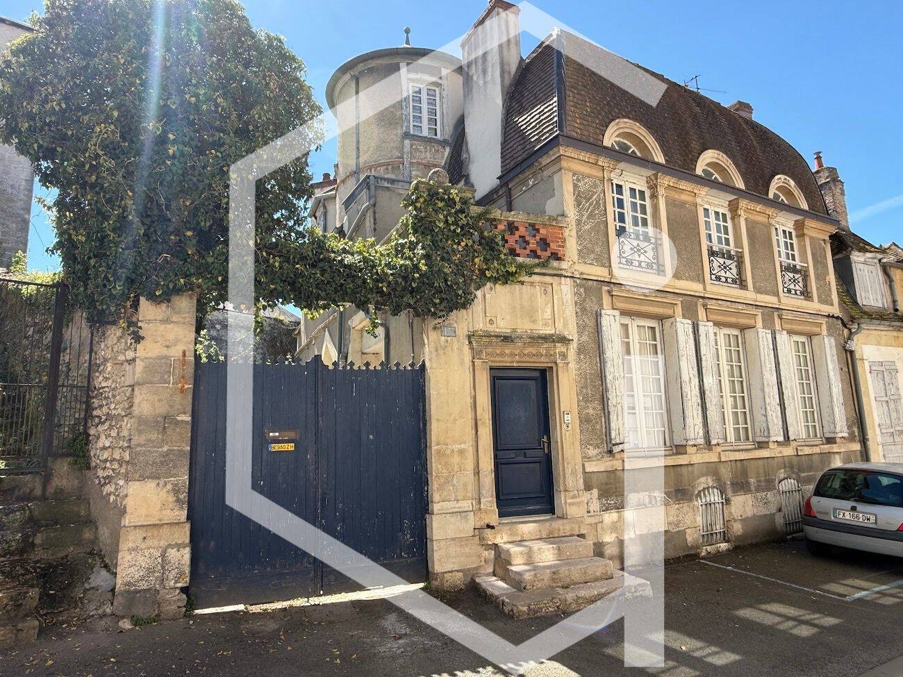Maison 11 pièces 215 m² · à Cosne-Cours-sur-Loire · 215 m² · 370 000 €