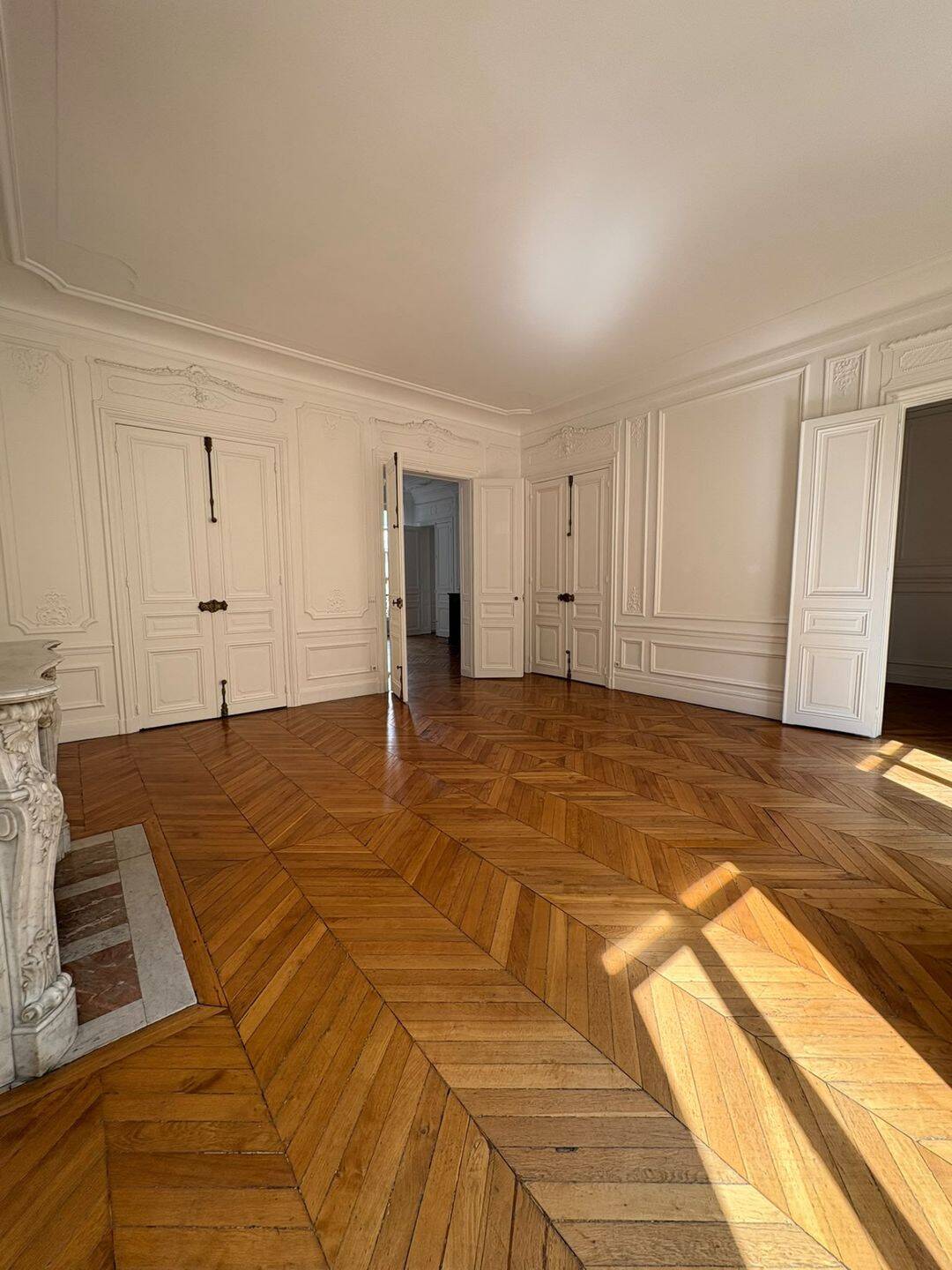 Appartement 4 pièces 158 m² · à Paris 8ème Arrondissement · 158,4 m² · 5 200 €