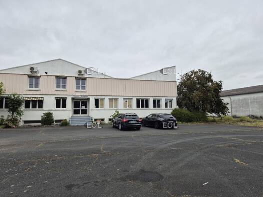 Entrepôt à louer 16 500 € 5 500 m² d'espace de stockage Entre Rte de Chinon et Rte de Thouars Loudun 86200