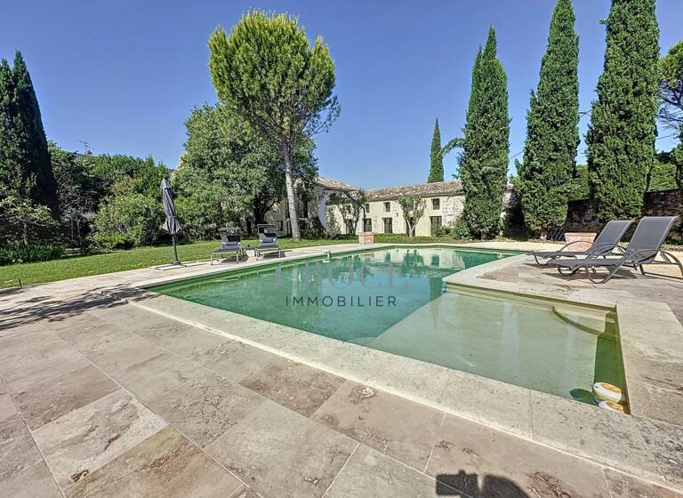 Mas à vendre 1 250 000 € 8 pièces 6<br/>chambres 336 m²<br/>superficie 1 406 m²<br/>terrain Centre Est Uzès 30700