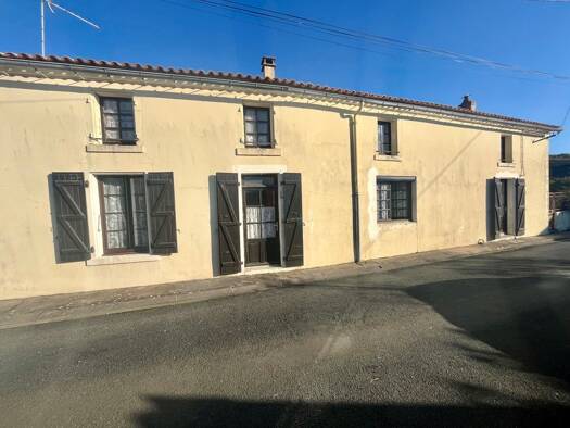 Maison à vendre 109 500 € 4 pièces 2 chambres 122 m² 4 500 m² de terrain Le Gué-de-Velluire 85770