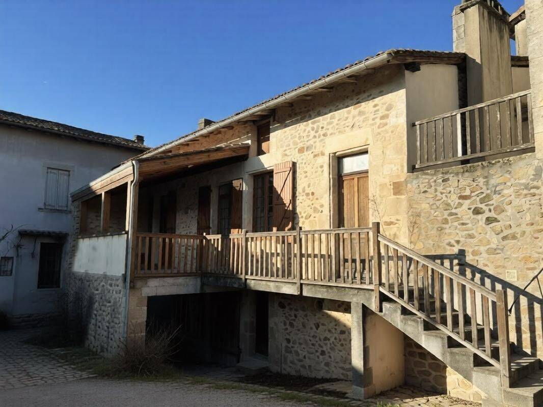 Maison 10 pièces 315 m² · à Nontron · 315 m² · 65 000 €