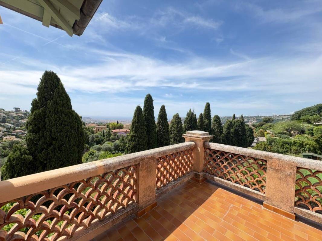 Appartement 3 pièces 103 m² · à Nice · 103 m² · 2 013 €