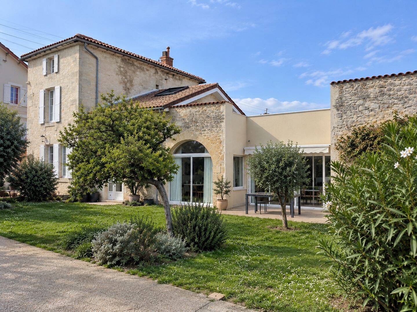 Maison 8 pièces 220 m² · à Angoulême · 220 m² · 398 000 €