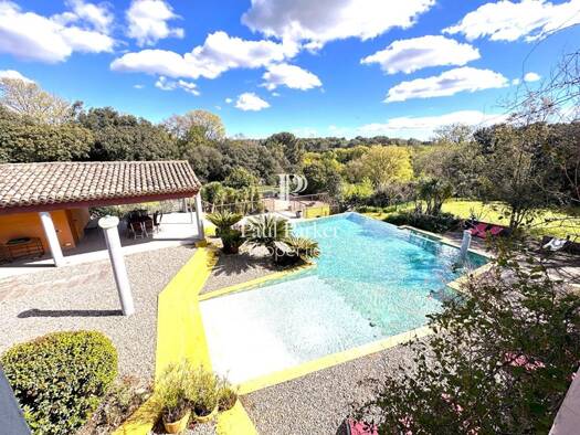 Maison à vendre 2 240 000 € 18 pièces 9 chambres 400 m² 30 000 m² de terrain Grans 13450