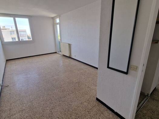 Appartement à louer 860 € 3 pièces 2 chambres 57 m² Étage 4/4 Les Perussons-Le Moulin Marignane 13700