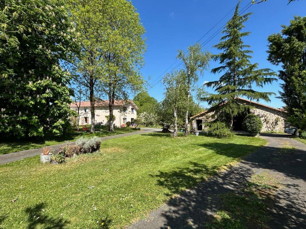 Maison 10 pièces 247 m² · à Les Châteliers · 247 m² · 238 000 €