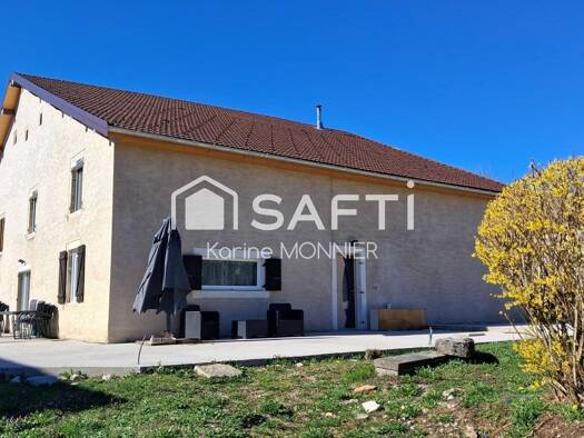 Maison à vendre 294 000 € 6 pièces 4 chambres 202 m² 2 610 m² de terrain Champagnole 39300