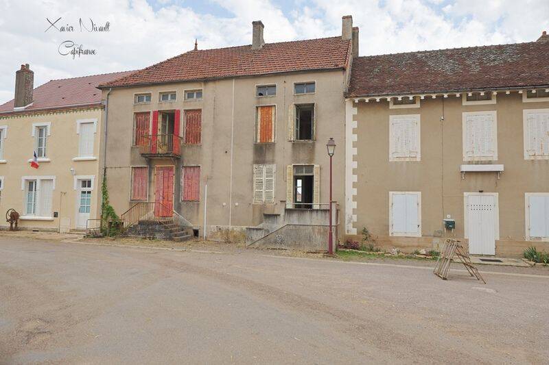 Maison 10 pièces 240 m² · à Saint-Sernin-du-Plain · 240 m² · 139 500 €
