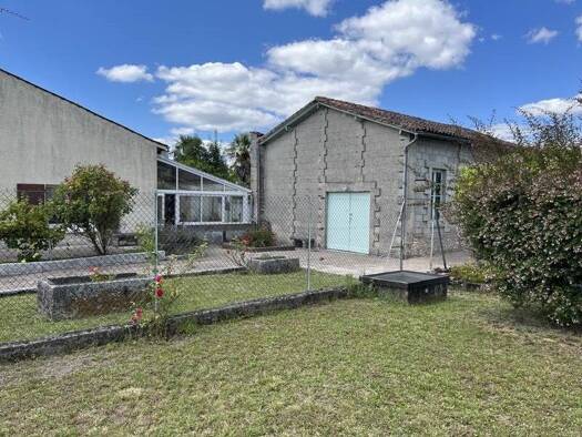 Maison de plain-pied à vendre 162 000 € 4 pièces 3 chambres 110 m² 563 m² de terrain Hôtel de Ville Cognac 16100