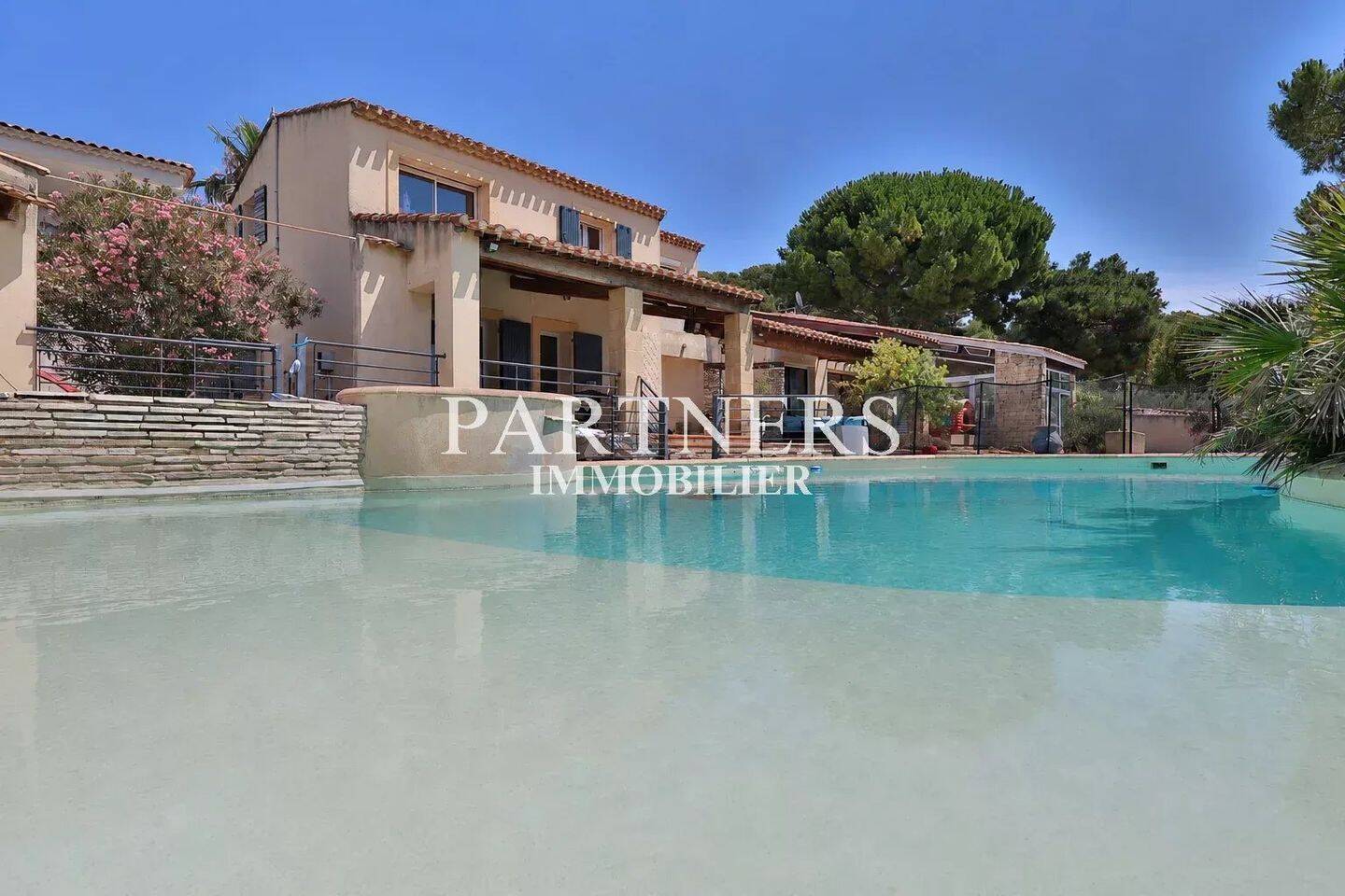Maison 7 pièces 220 m² · à Marseille 15ème Arrondissement · 220 m² · 680 000 €