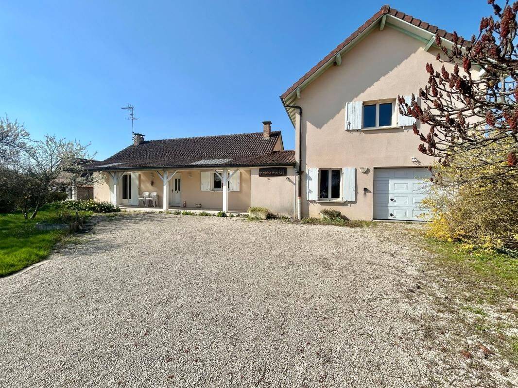Maison 5 pièces 209 m² · à Izeure · 208,9 m² · 285 000 €