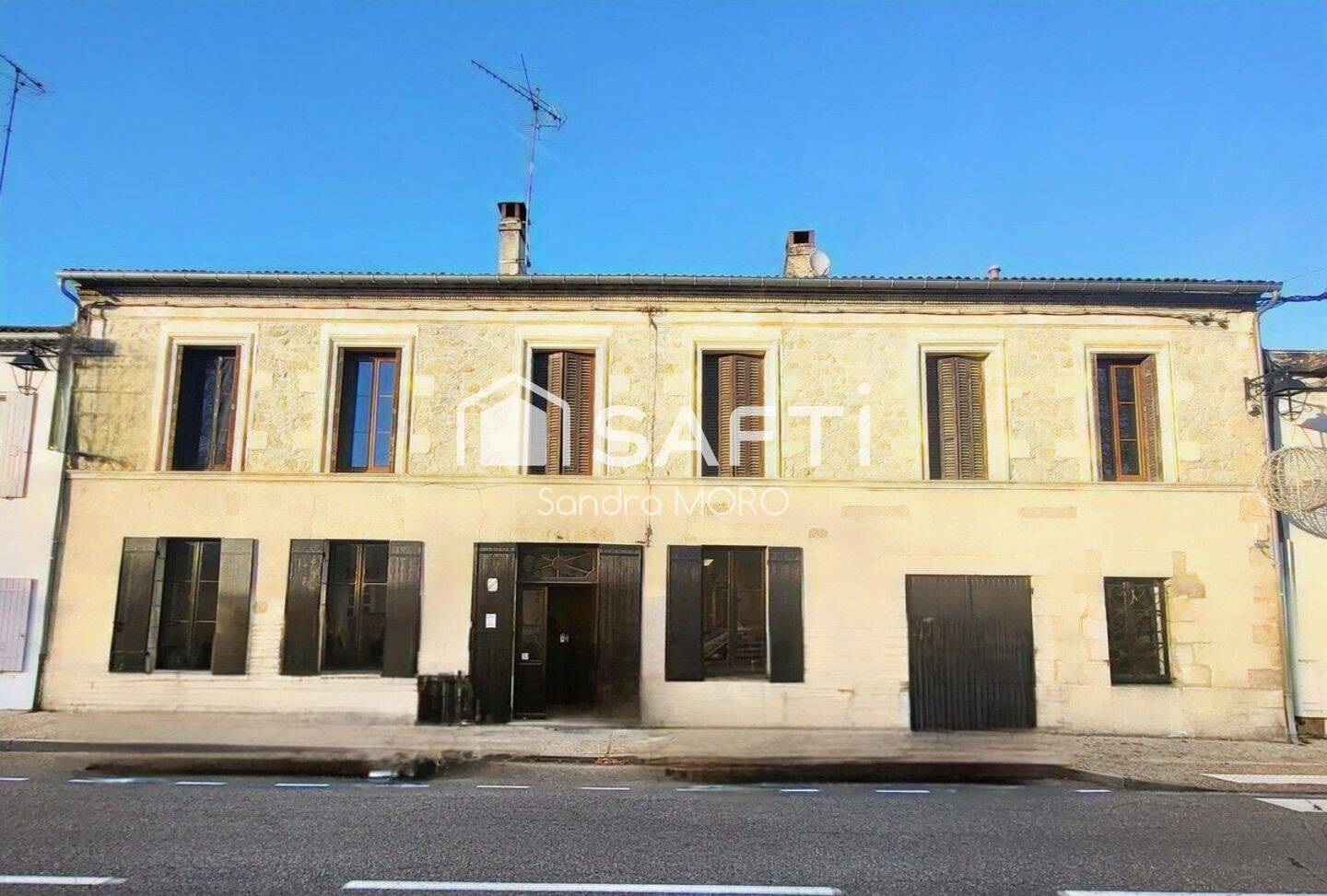 Maison de ville de 354m2 avec un restaurant au RDC.