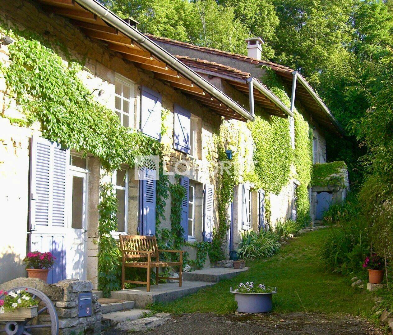 Maison 8 pièces 141 m² · à Montfleur · 141 m² · 170 000 €
