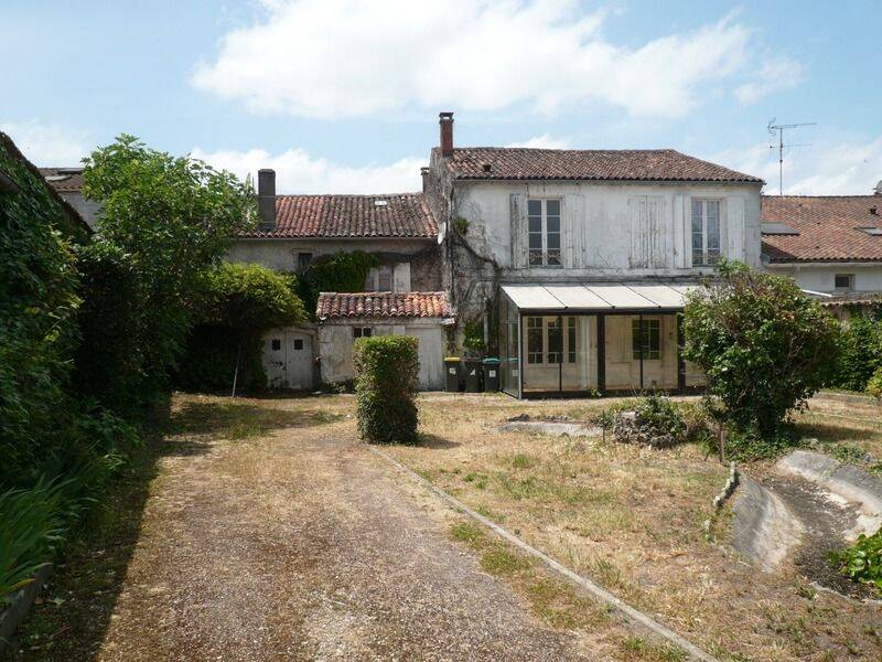 Maison 12 pièces 261 m² · à Cognac · 261 m² · 199 800 €