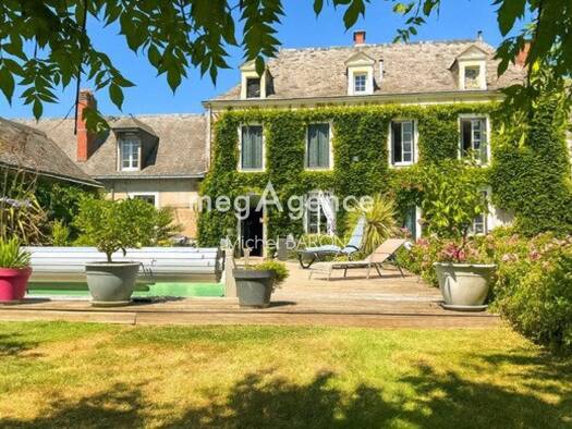 Maison à vendre 690 000 € 14 pièces 10 chambres 397 m² 5 868 m² de terrain Sœurdres 49330
