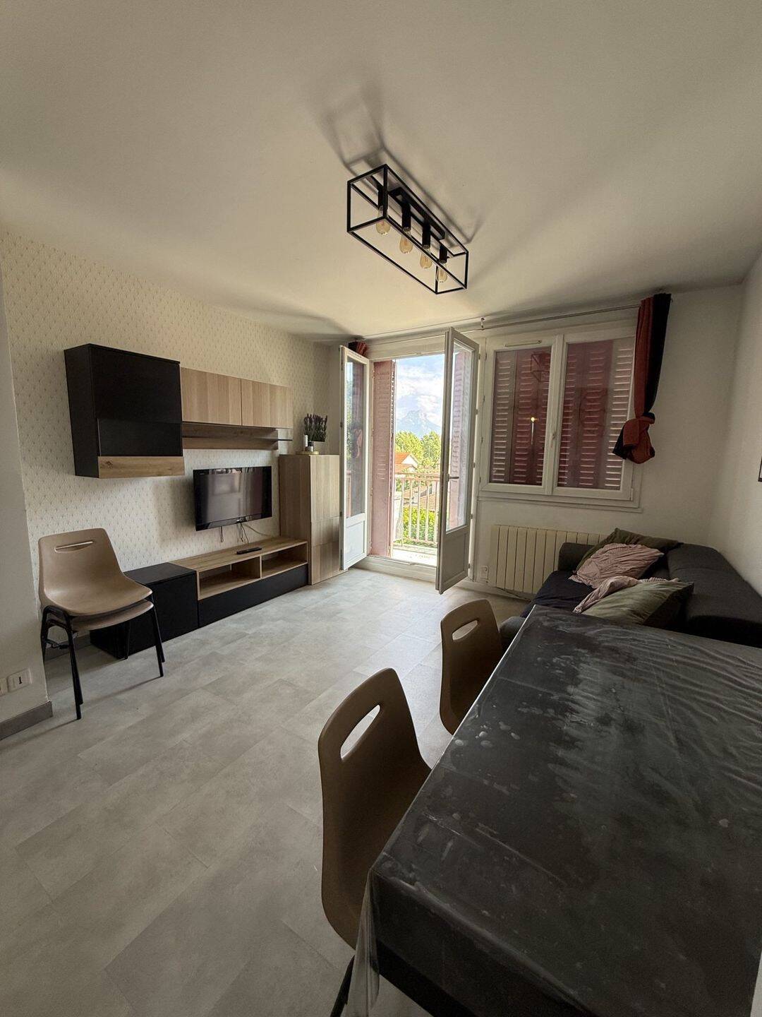 3 pièces 53 m² · à Poisat · 52,7 m² · 755 €