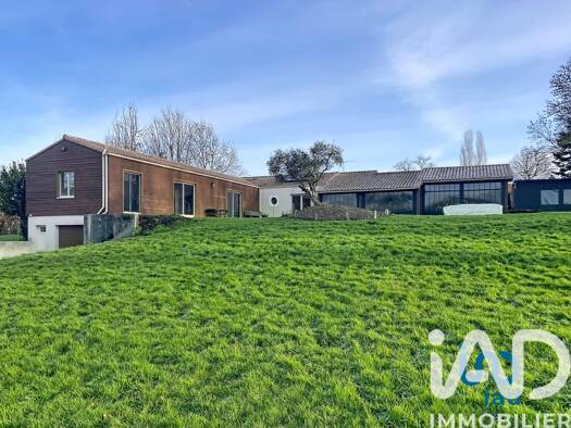 Maison de plain-pied à vendre 325 000 € 8 pièces 6 chambres 179 m² 12 938 m² de terrain Saint-Maixent-de-Beugné 79160