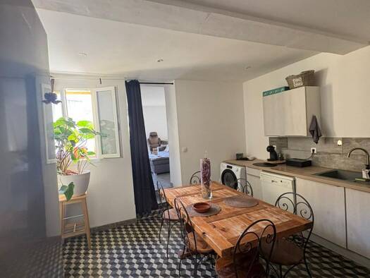 Appartement à louer 768 € 5 pièces 3 chambres 76 m² Étage 1/2 Pézilla-la-Rivière 66370