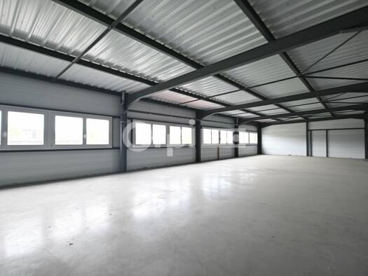 Espace bureau à louer 2 700 € 300 m² de bureaux divisible de 40 m² à 300 m² Sennecey-le-Grand 71240