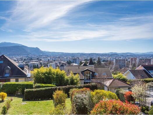 Appartement à louer 2 250 € 4 pièces 3 chambres 91,3 m² 1er étage Clarines Annecy 74940