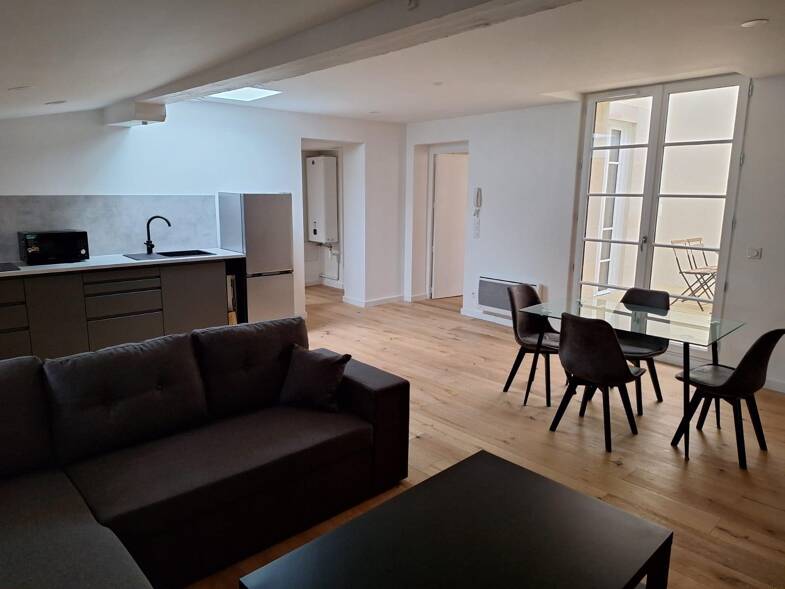 Appartement à louer 1 278 € 2 pièces 1 chambre 69,4 m² Sous le toit, Étage 4/4 Hôtel de Ville-Quinconce-Saint Seurin-Fondaudège Bordeaux 33000