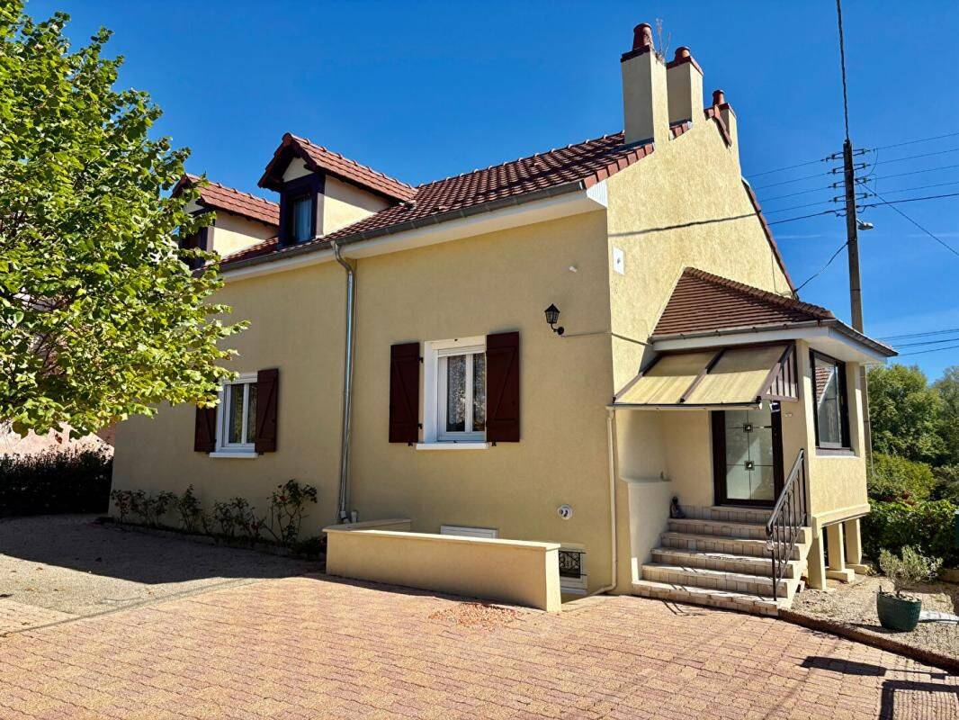 Maison 6 pièces 122 m² · à Montceau-les-Mines · 122 m² · 174 000 €
