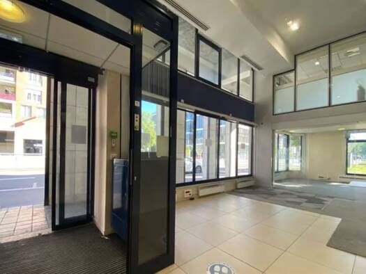 Boutique à louer 6 106 € 221 m² de surface de vente Saint Quentin Montigny-le-Bretonneux 78180