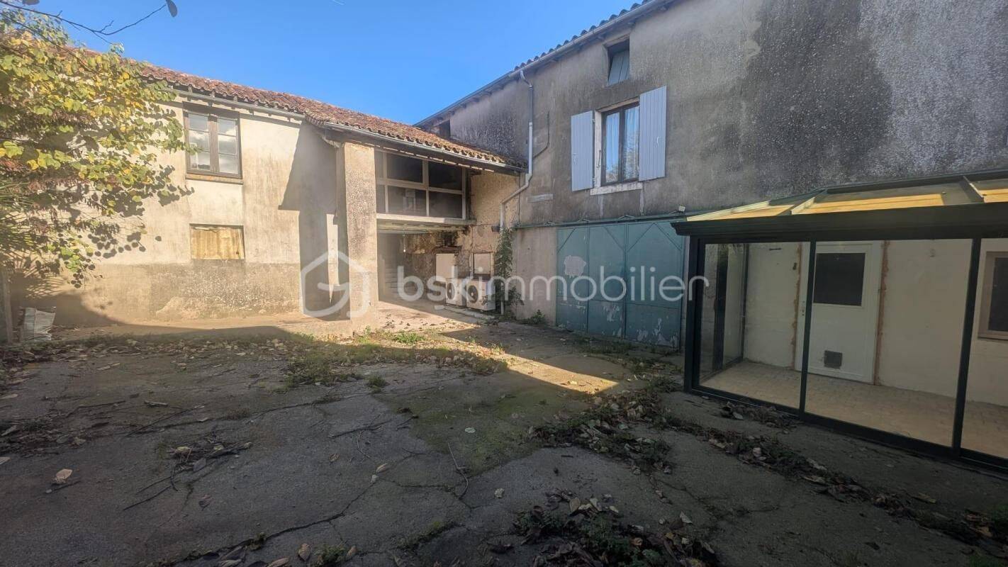 Maison 10 pièces 176 m² · à Fenioux · 176 m² · 90 000 €