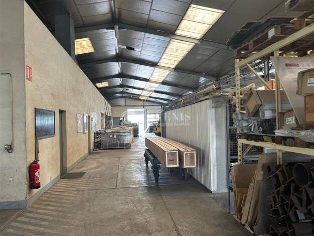 Local d'activités à vendre 1 500 000 € 2 032 m² d'espace de stockage Centre Saint-Pierre-des-Corps 37700