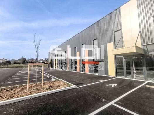 Local d'activités à louer 3 393 € 443 m² d'espace de stockage Les-Armieres le Mas de la-Raz Villefontaine 38090