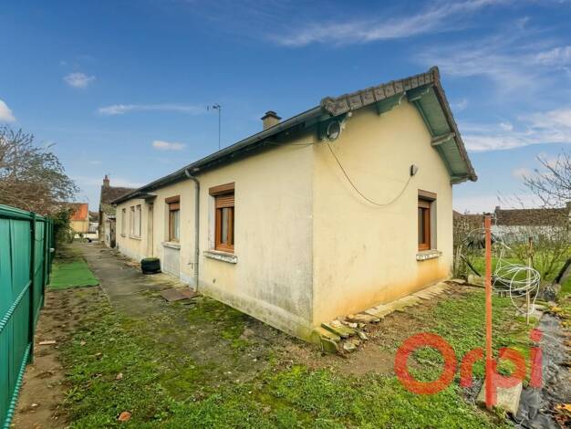 Maison à vendre 66 000 € 6 pièces 4 chambres 105,7 m² 523 m² de terrain Ainay-le-Château 03360