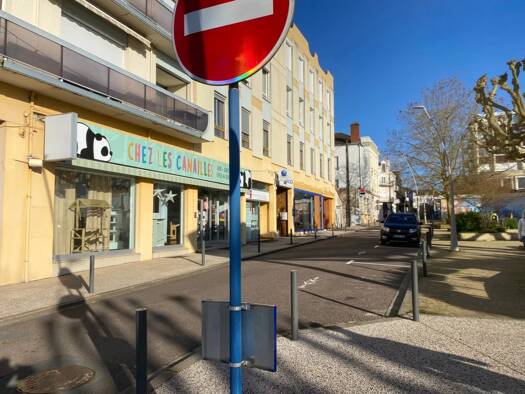 Local commercial à louer 880 € 107 m² de surface de vente Centre Ville Montceau-les-Mines 71300