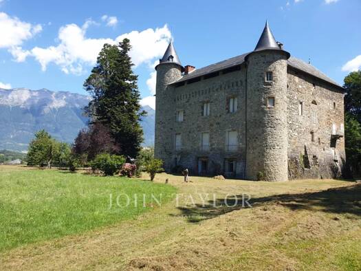 Château à vendre 1 150 000 € 1 400 m² 90 000 m² de terrain Centre Ville Nord Aix-les-Bains 73100