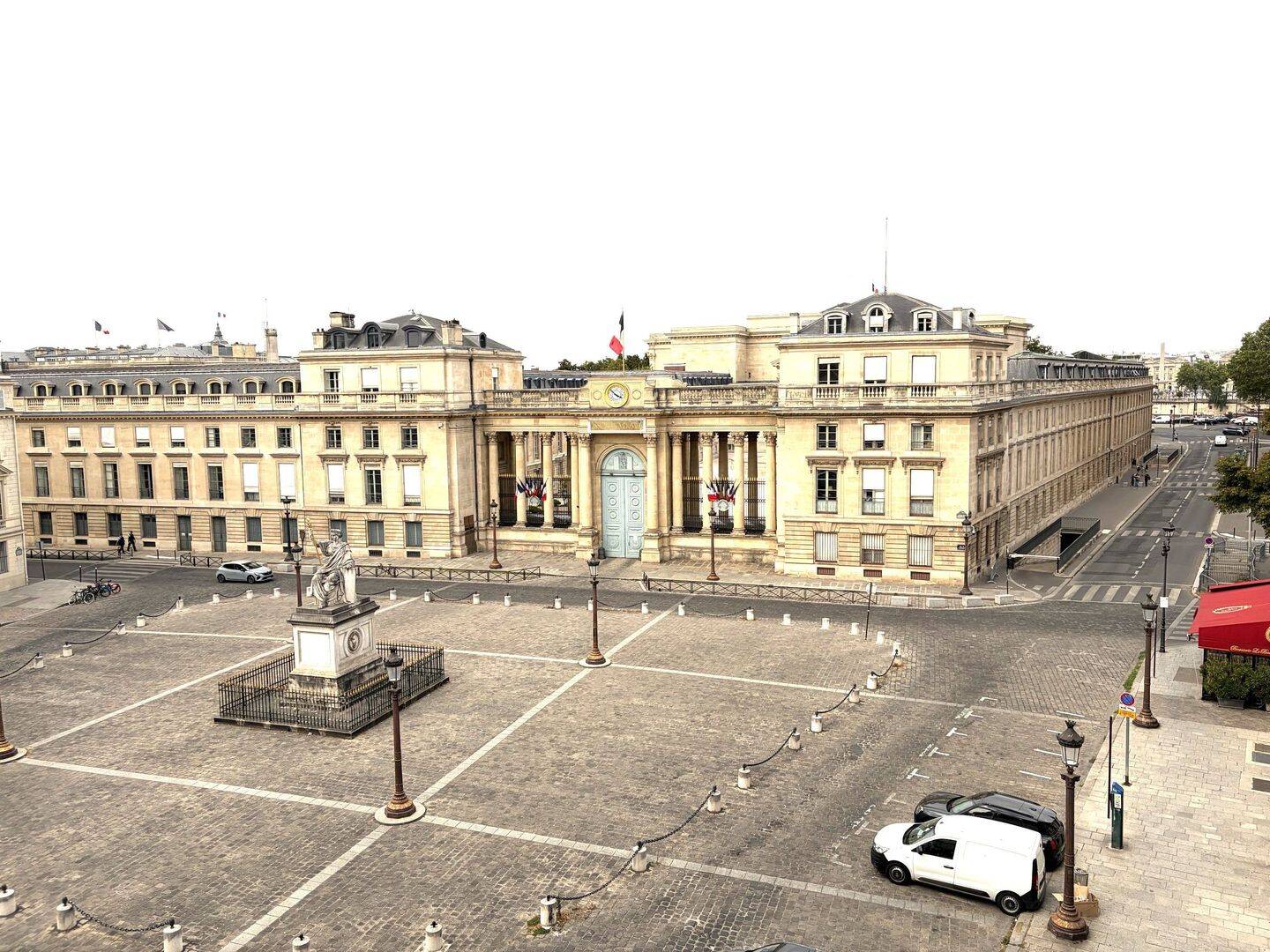 Appartement 3 pièces 76 m² · à Paris 7ème Arrondissement · 76 m² · 4 400 €