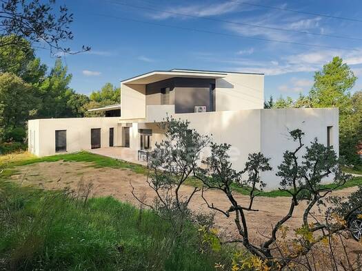 Maison à vendre - Première occupation 850 000 € 7 pièces 5 chambres 225 m² 2 780 m² de terrain Dr Ayme Cavaillon 84300
